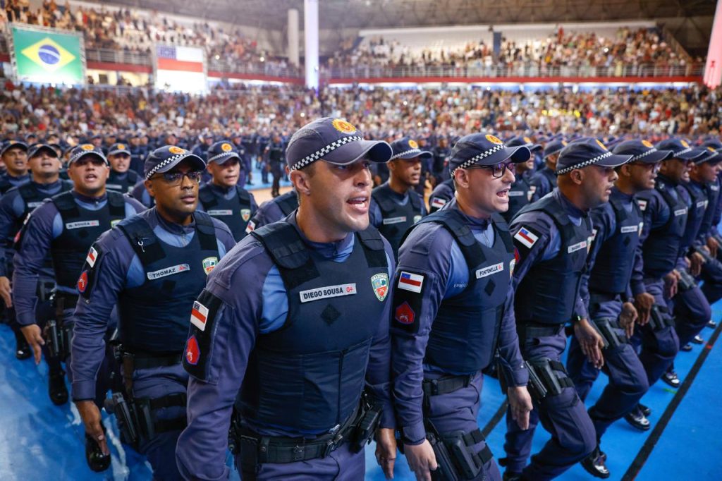 Novos soldados da Polícia Militar do Amazonas reunidos em cerimônia oficial de incorporação ao quadro efetivo da segurança.