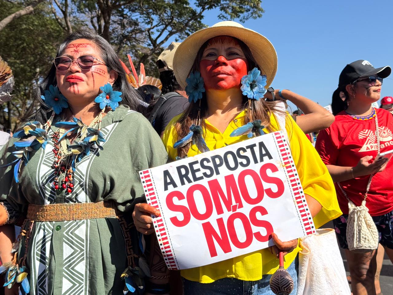 Mulheres indígenas lideranças participando de iniciativa voltada ao desenvolvimento sustentável e preservação da floresta amazônica.