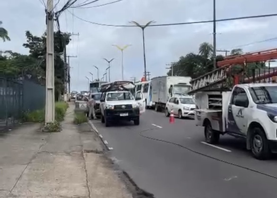 Acidente de trânsito com queda de poste na Avenida Max Teixeira na zona norte de Manaus
