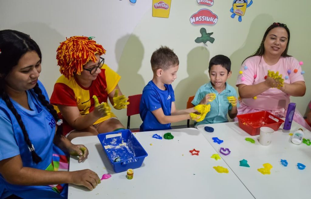 Profissional de saúde realizando atendimento especializado em criança com autismo em uma unidade de saúde no Amazonas.