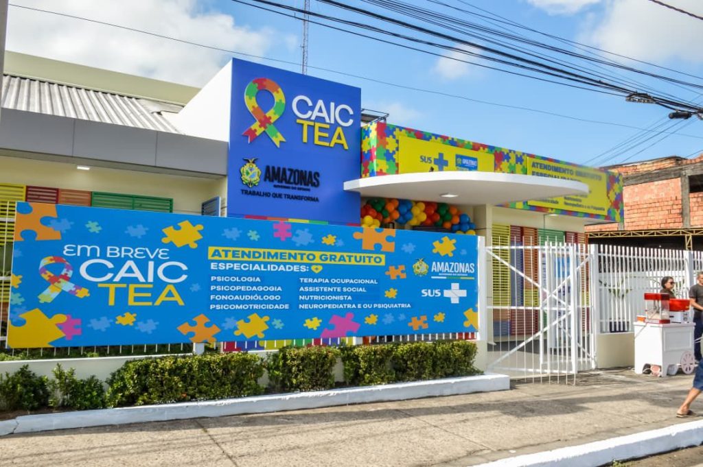 Profissional de saúde realizando atendimento especializado em criança com autismo em uma unidade de saúde no Amazonas.