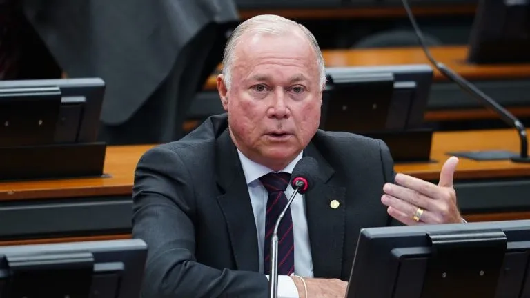 O deputado Paulo Azi relator da PEC da escala 6x1 durante sessão na Câmara dos Deputados