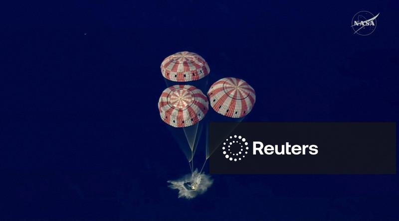 Astronautas da missão Artemis II sendo resgatados da cápsula Orion no Oceano Pacífico após retorno da Lua