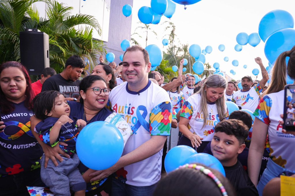 Roberto Cidade em frente à Assembleia Legislativa do Amazonas iluminada de azul para o Abril Azul