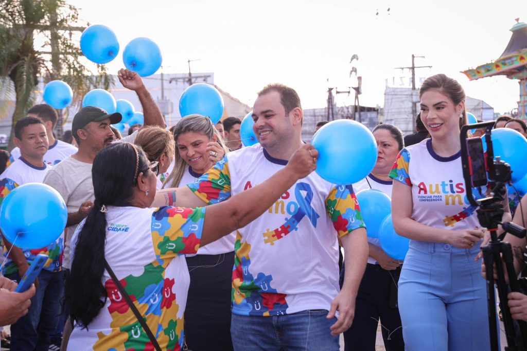 Roberto Cidade em frente à Assembleia Legislativa do Amazonas iluminada de azul para o Abril Azul