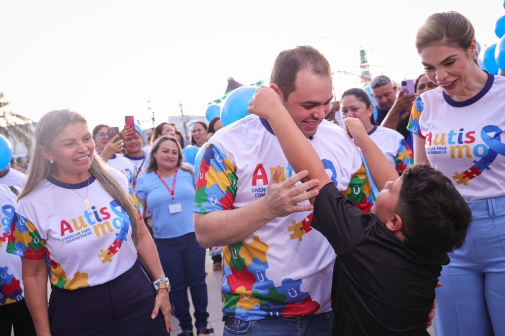 Roberto Cidade em frente à Assembleia Legislativa do Amazonas iluminada de azul para o Abril Azul