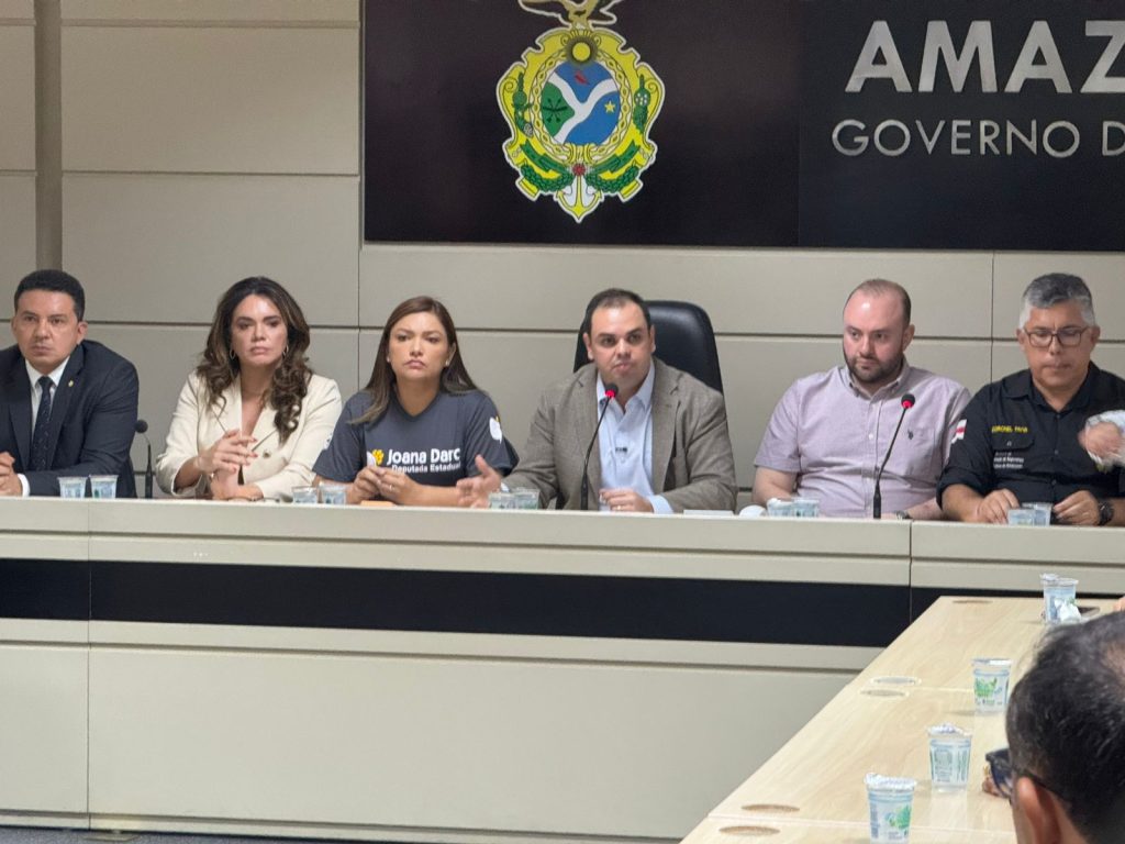 Governador interino Roberto Cidade durante anúncio de reajuste salarial para servidores da segurança pública do Amazonas