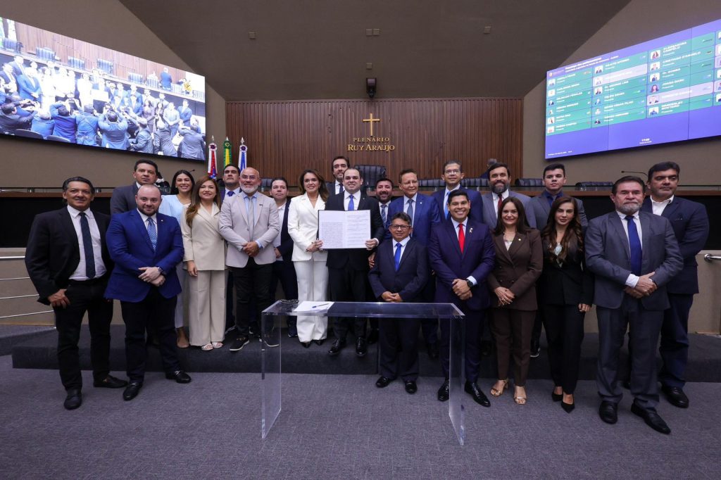 Roberto Cidade em cerimônia de posse como governador interino do Amazonas na Assembleia Legislativa