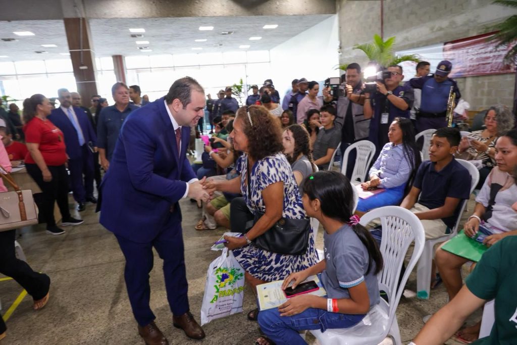 Governador interino Roberto Cidade durante abertura do mutirão Registre-se em Manaus para emissão de documentos