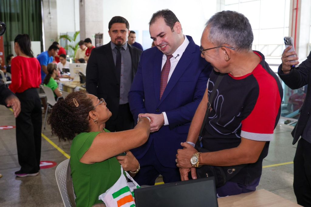 Governador interino Roberto Cidade durante abertura do mutirão Registre-se em Manaus para emissão de documentos