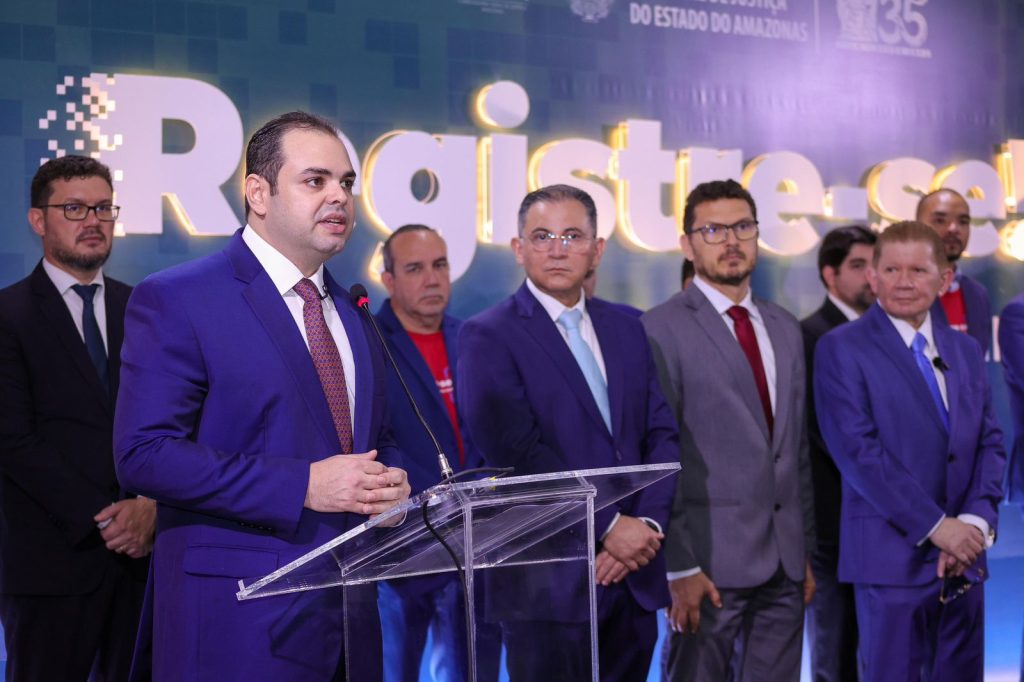 Governador interino Roberto Cidade durante abertura do mutirão Registre-se em Manaus para emissão de documentos