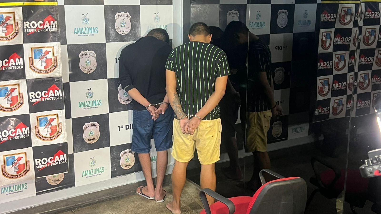 Policiais da Rocam apreendem armas e munições após prenderem dupla que roubou loja de autopeças em Manaus.