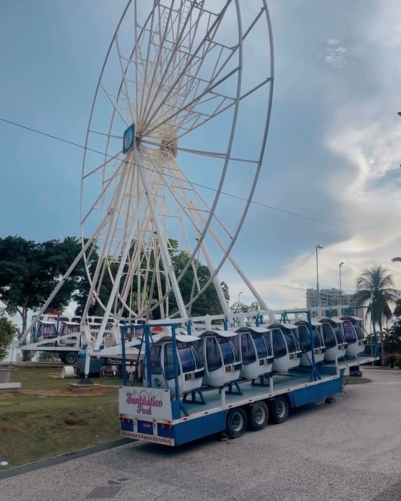 Estrutura da roda-gigante da Ponta Negra em processo de desmontagem no complexo turístico de Manaus.