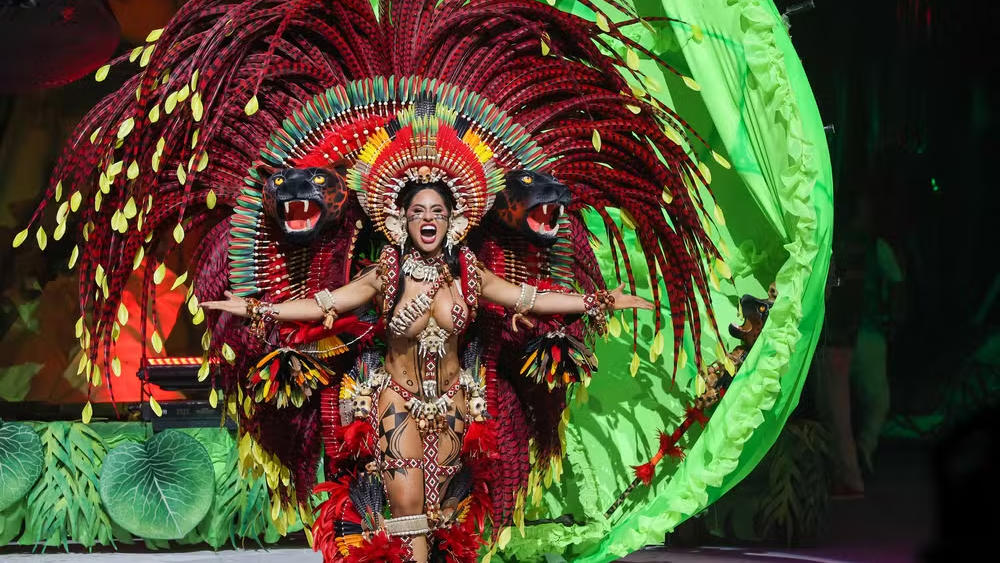 Isabelle Nogueira caracterizada como cunhã-poranga do Boi Garantido em apresentação no Bumbódromo.