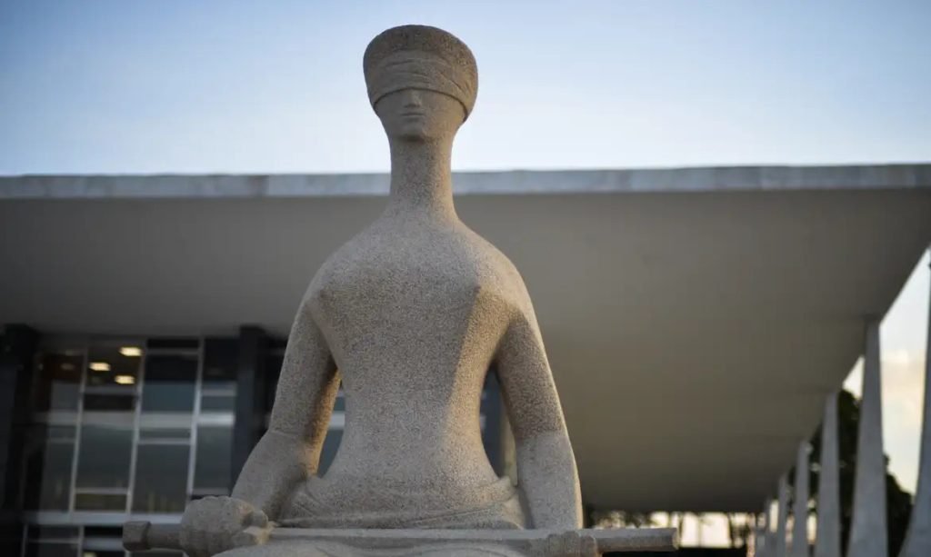 Fachada do prédio do Supremo Tribunal Federal em Brasília com destaque para a escultura da Justiça.