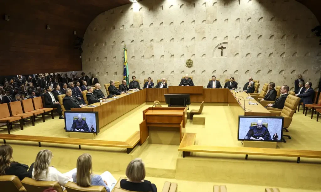 Fachada do prédio do Supremo Tribunal Federal em Brasília durante período de votação sobre as leis de cotas raciais.