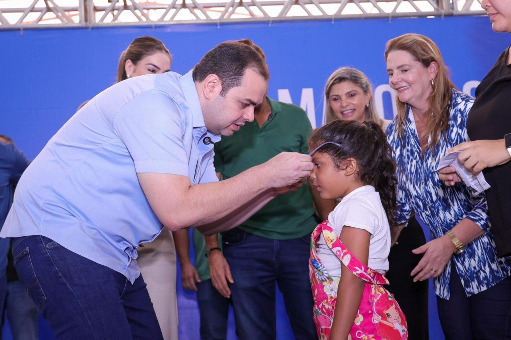 Governador interino Roberto Cidade em entrega de óculos de grau em mutirão de saúde em Manaus