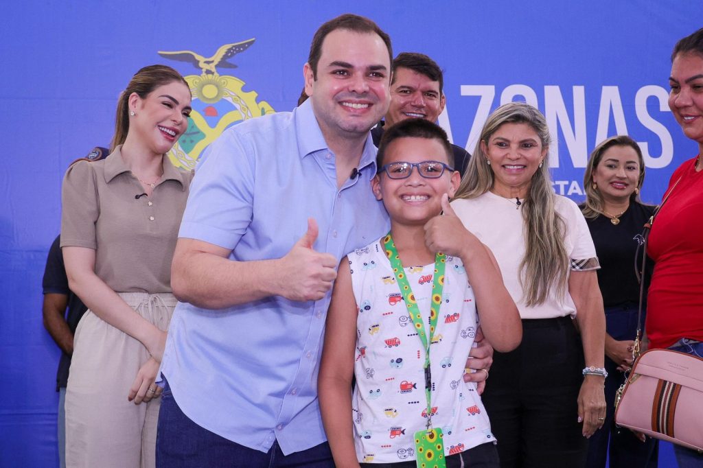 Governador interino Roberto Cidade em entrega de óculos de grau em mutirão de saúde em Manaus
