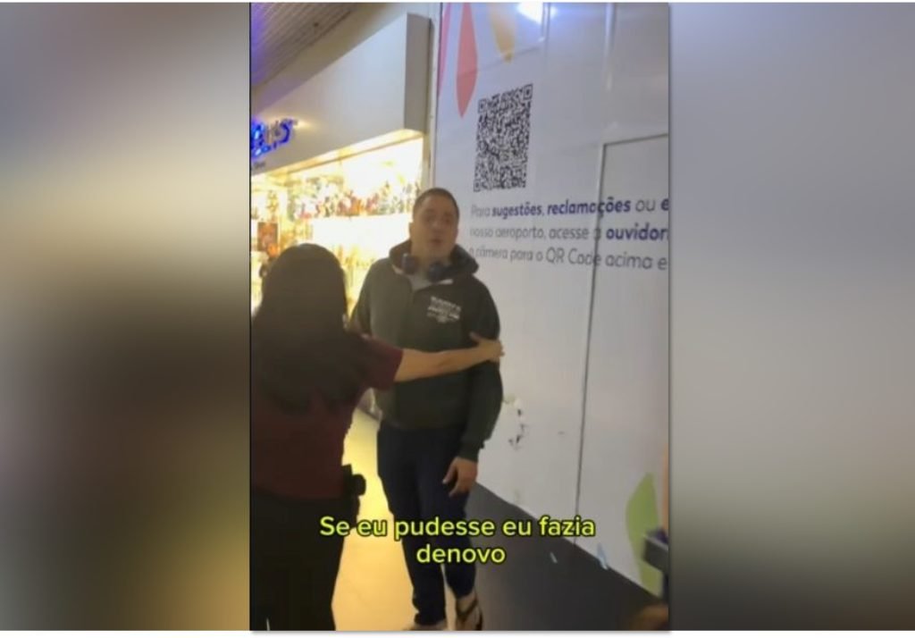Momento em que motorista em carro branco atropela cães em calçada de Manaus