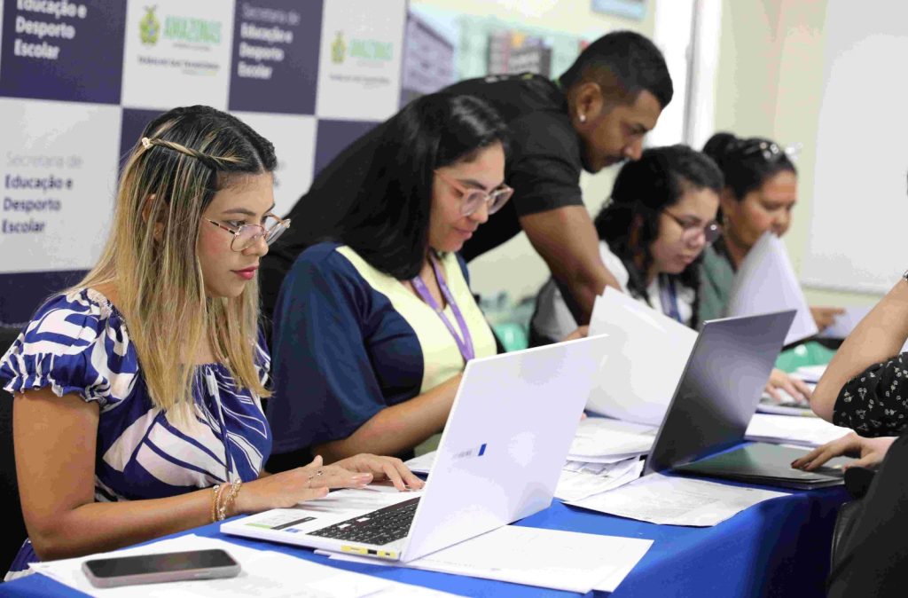 Servidores da Secretaria de Educação do Amazonas em atendimento para convocação de candidatos aprovados no processo seletivo