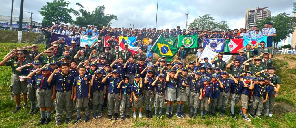 Grupo de escoteiros participando de atividades de abertura da Semana Escoteira na Praça da Polícia em Manaus.