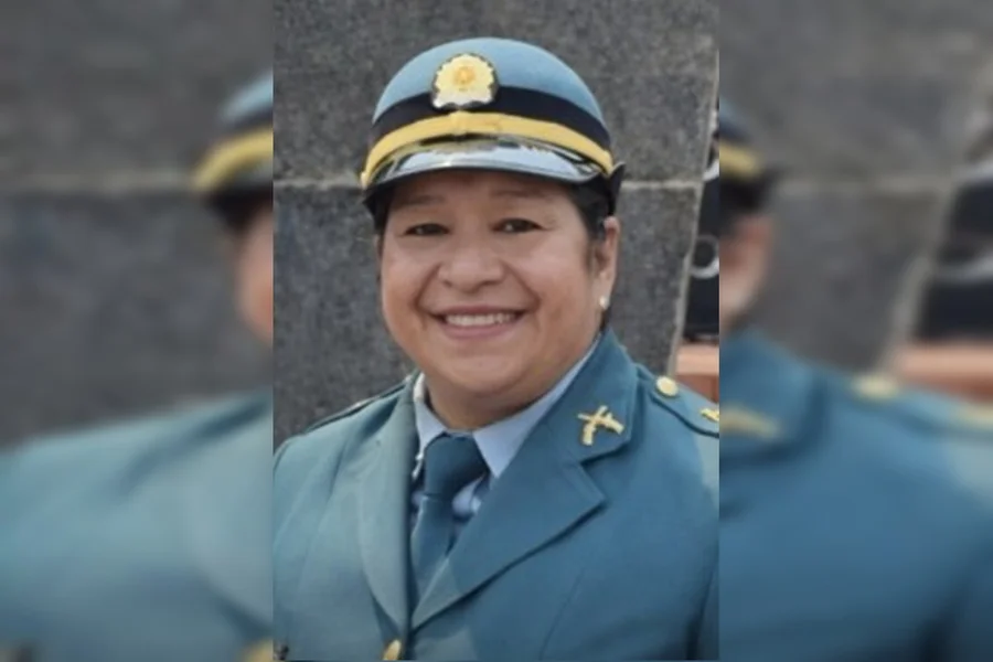 Viatura da policia militar estacionada em frente a residencia onde ocorreu o crime de feminicidio em campo grande
