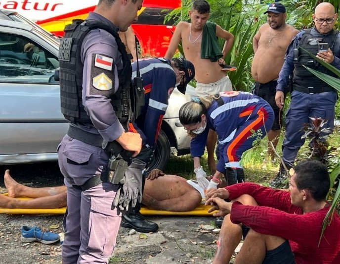 Viaturas policiais atendendo ocorrência de agressão a suspeitos de assalto no bairro São José Operário em Manaus