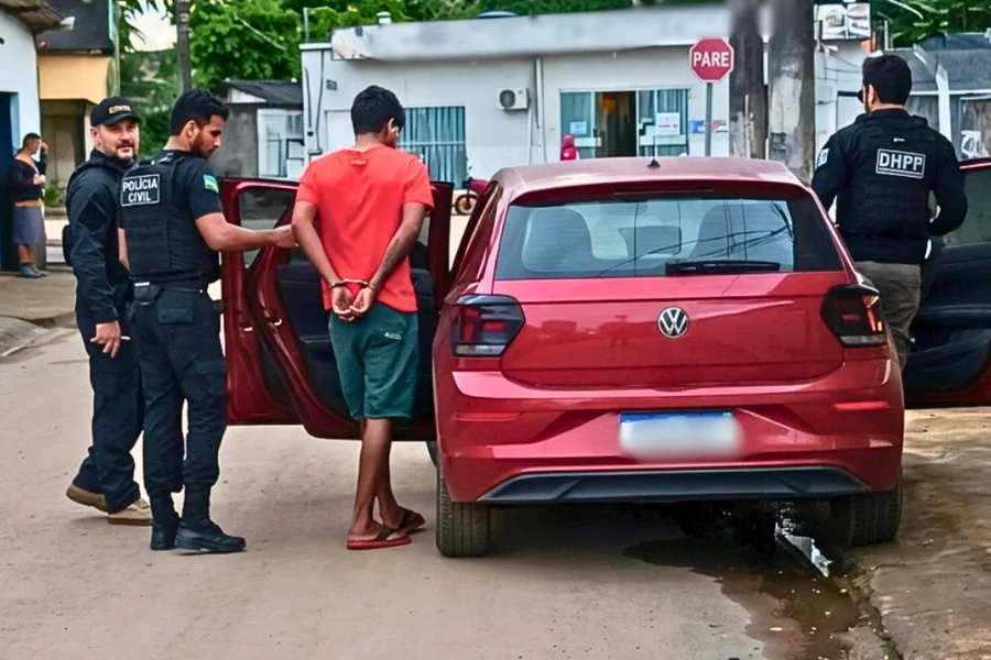 Homem suspeito de participar de ataque a tiros sendo conduzido pela polícia civil em Porto Velho.