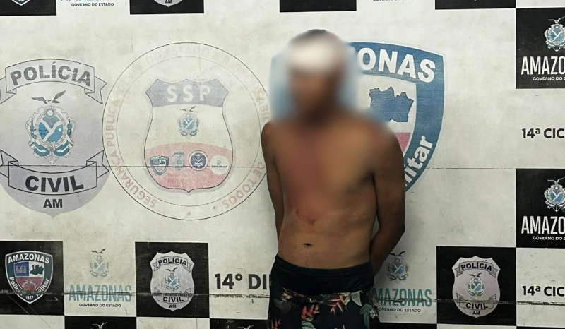 Homem suspeito de importunação sexual sendo detido por policiais militares após agressões de populares em Manaus