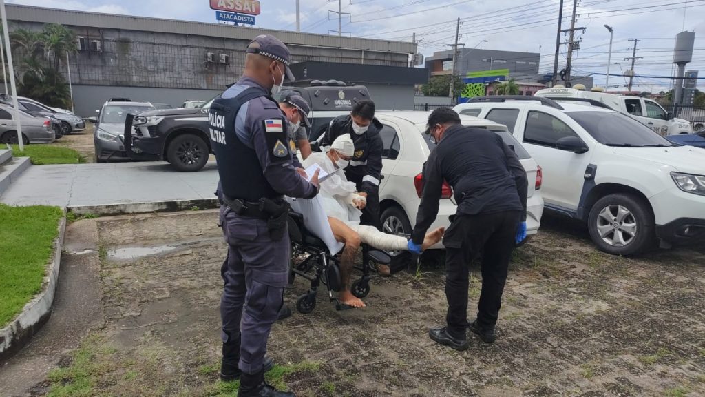 Suspeito de latrocínio Richard dos Santos Simão chegando em cadeira de rodas na Delegacia de Homicídios em Manaus.