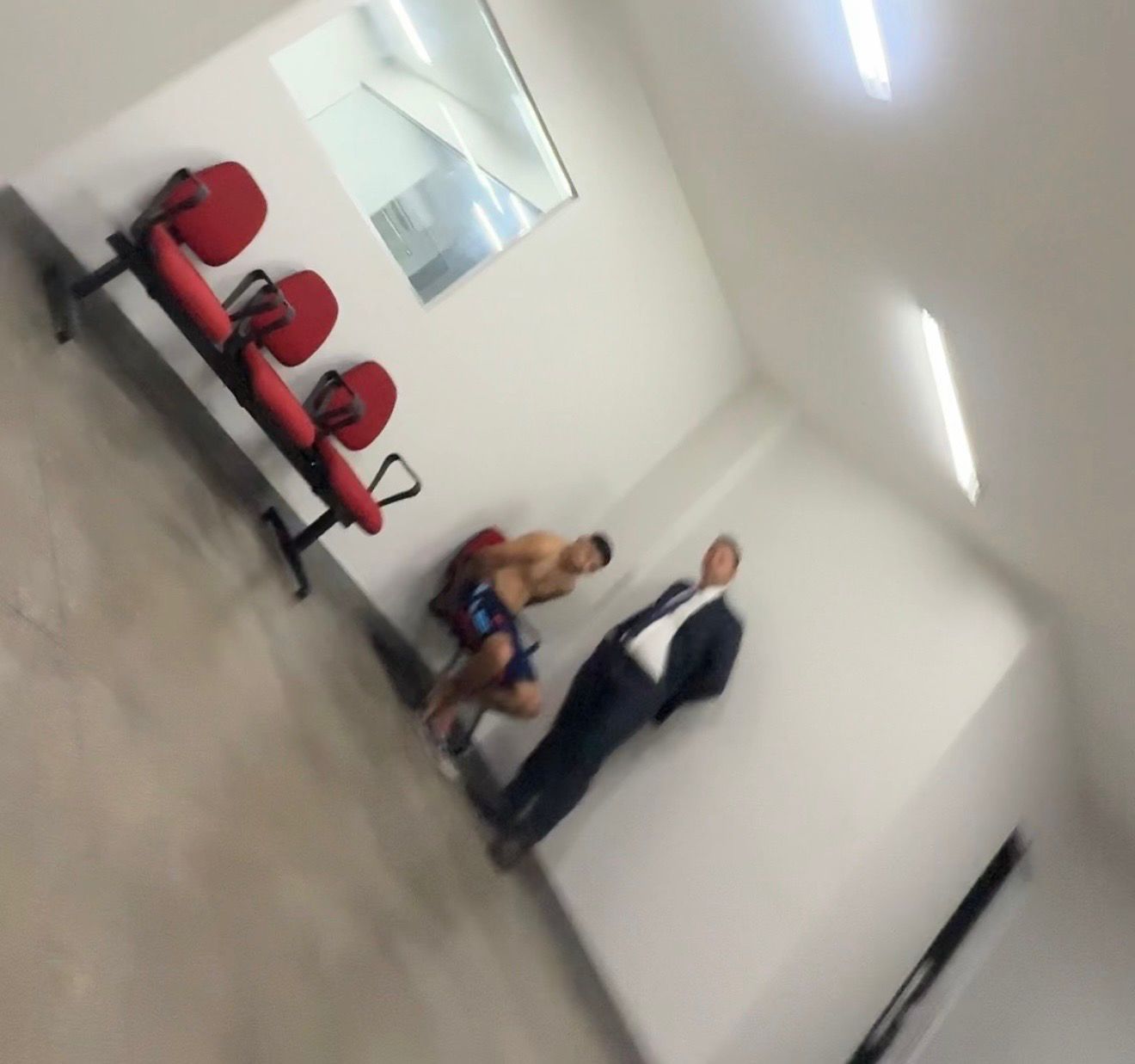 Policiais civis e militares em viatura durante ocorrência policial no bairro Jorge Teixeira em Manaus