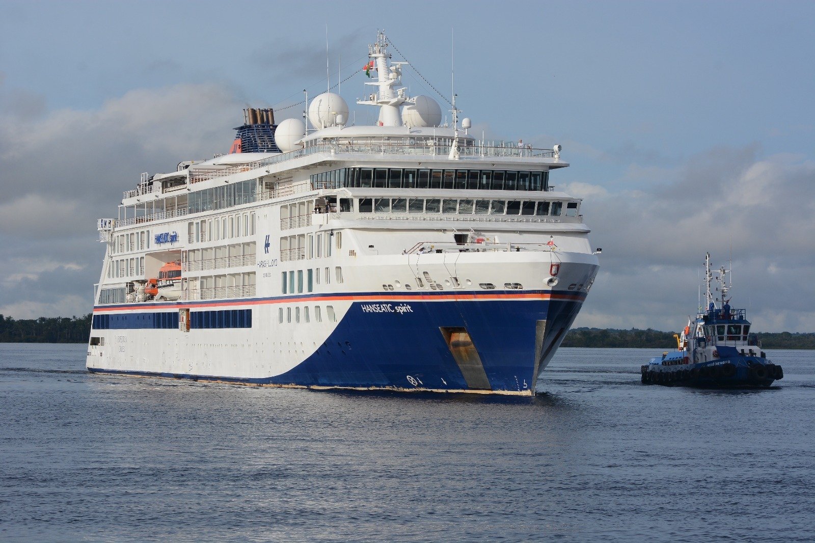 Navio de luxo Hanseatic Spirit ancorado no Porto de Manaus durante encerramento da temporada de cruzeiros no Amazonas.