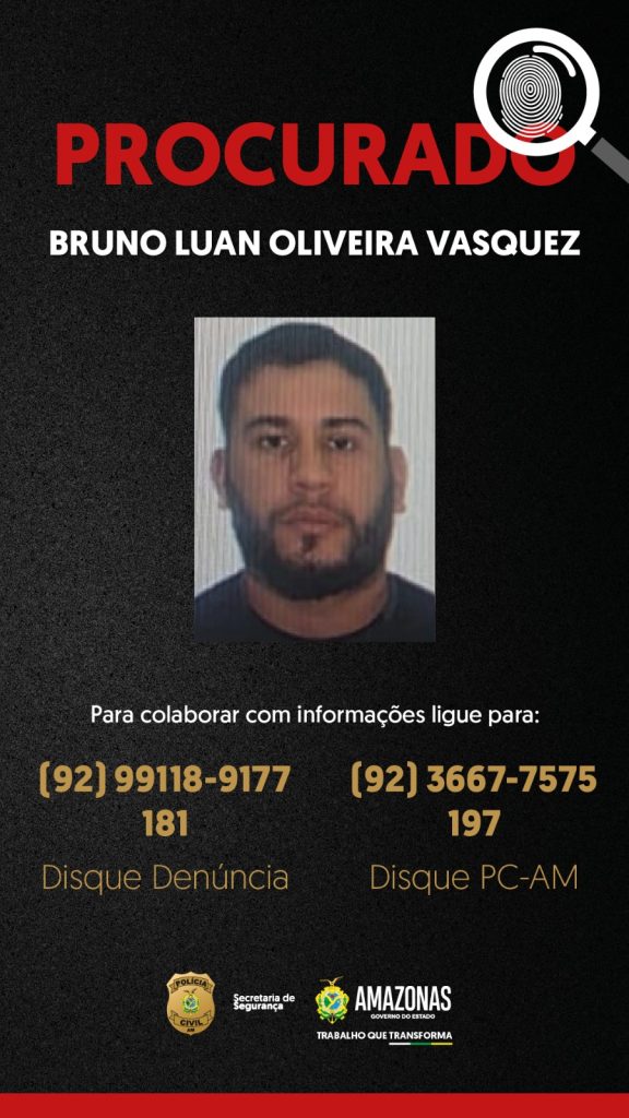 Policiais civis exibindo materiais apreendidos durante a Operação Tormenta em Manaus.