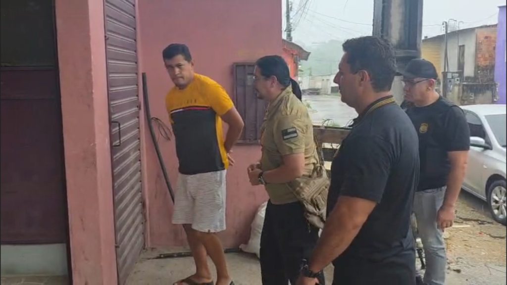 Policiais civis exibindo materiais apreendidos durante a Operação Tormenta em Manaus.