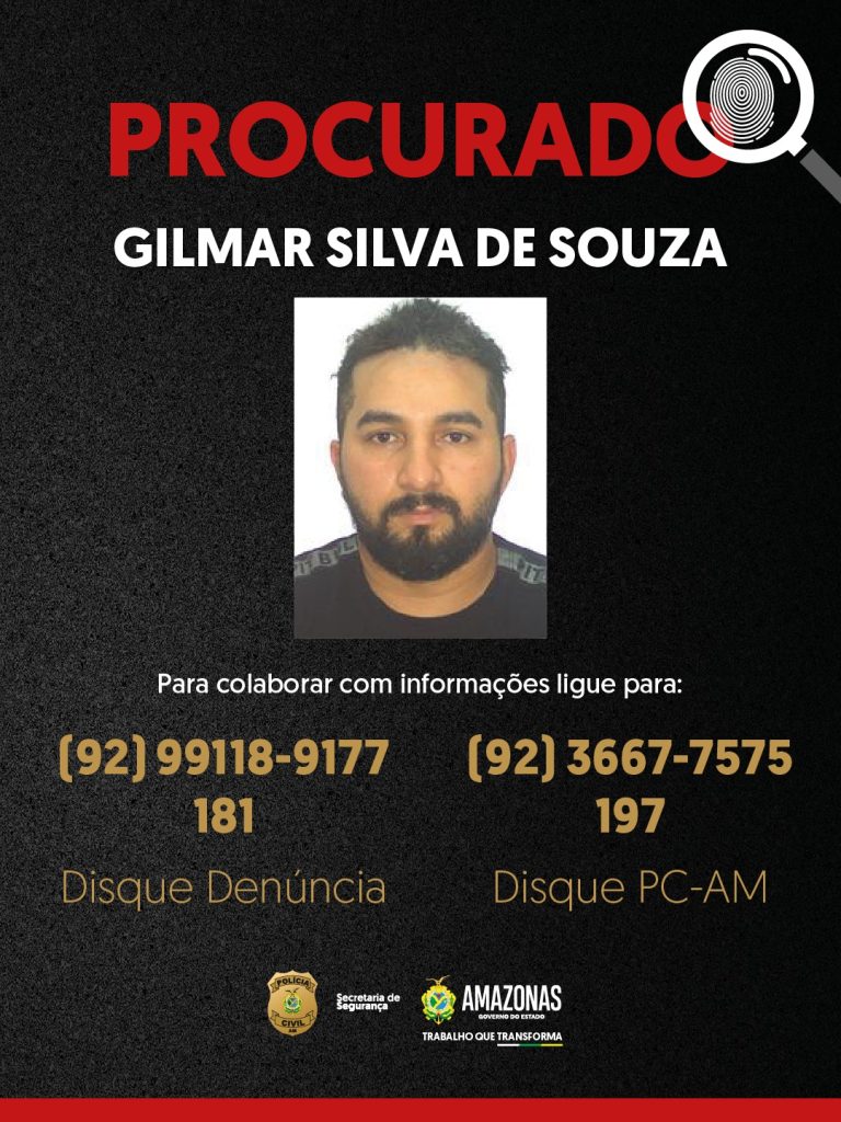 Policiais civis exibindo materiais apreendidos durante a Operação Tormenta em Manaus.