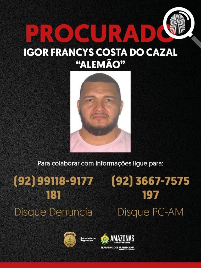 Policiais civis exibindo materiais apreendidos durante a Operação Tormenta em Manaus.