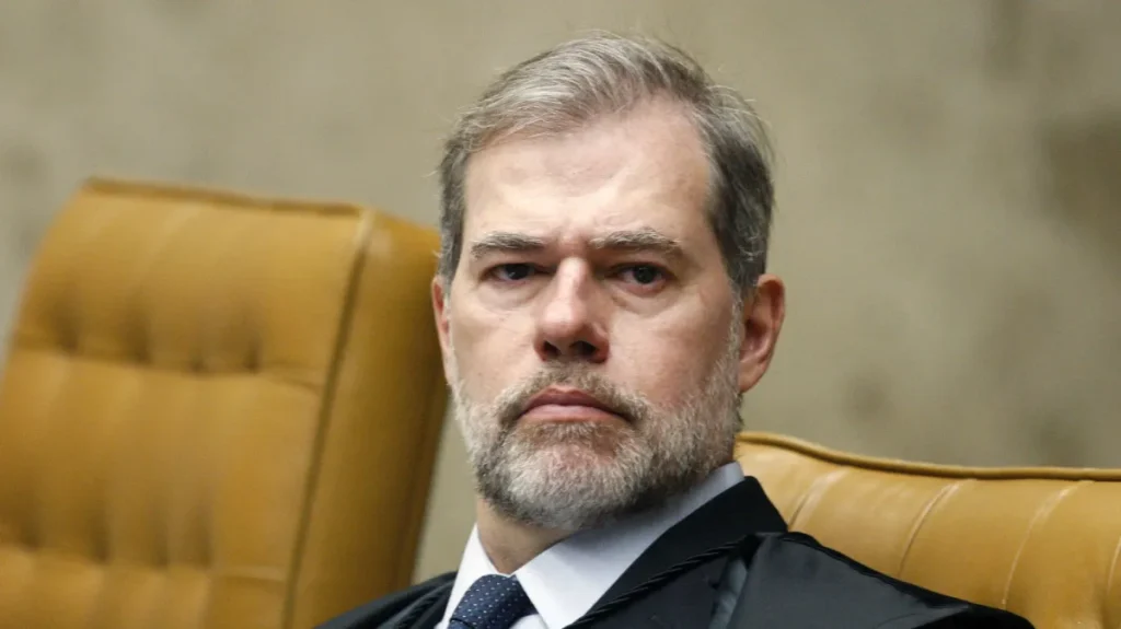 Vista externa da fachada do Supremo Tribunal Federal em Brasília com a bandeira nacional ao fundo