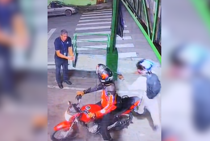 imagem de assalto em petropolis manaustrabalhador sendo abordado por criminosos