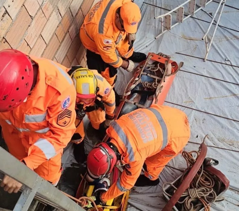 Equipe do Corpo de Bombeiros realiza resgate de trabalhador em obra após acidente com rede elétrica em Uberlândia