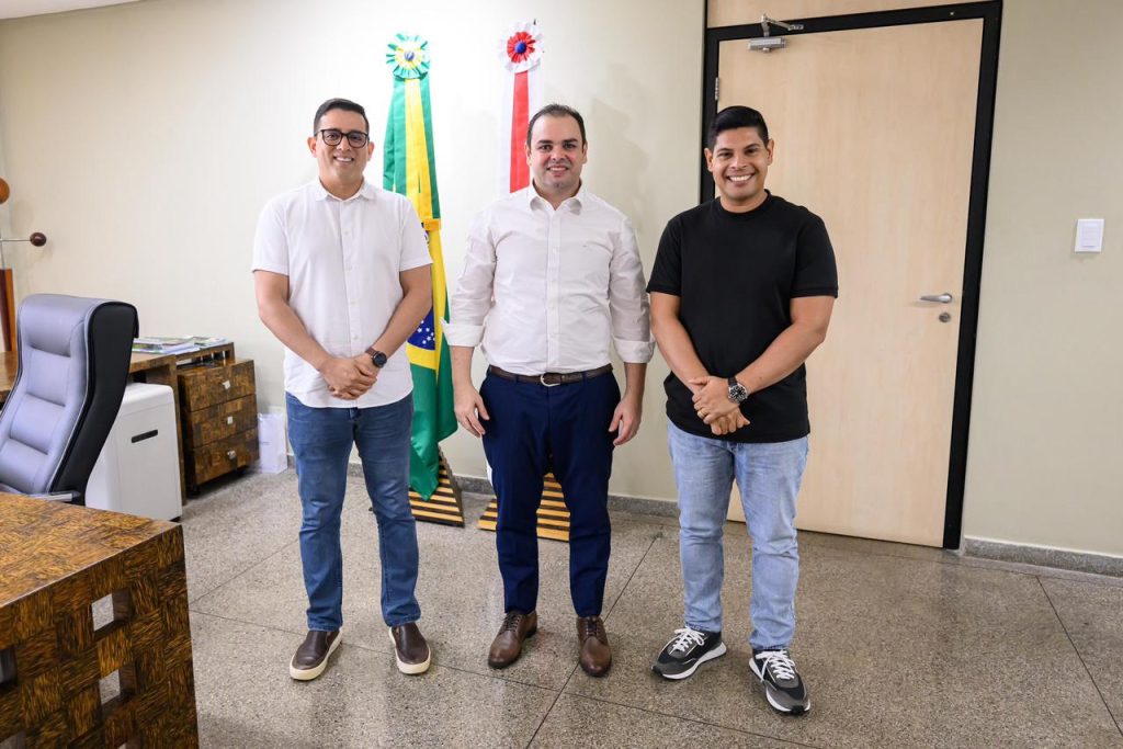 Deputado Mário César Filho e autoridades anunciando o novo edital de regulamentação do sistema hidroviário no Amazonas