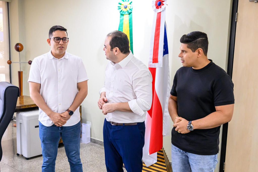 Deputado Mário César Filho e autoridades anunciando o novo edital de regulamentação do sistema hidroviário no Amazonas