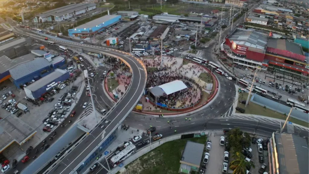 Viaduto Rei Pelé em Manaus com indicação de interdição parcial para manutenção da rede de drenagem subterrânea.