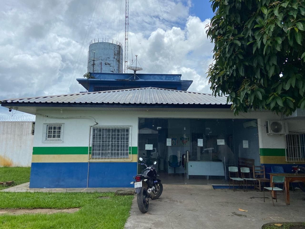 Fachada de delegacia de polícia civil no interior do Amazonas em contexto de operação policial.