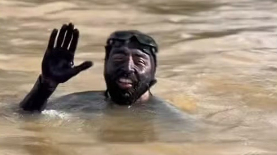 Triatleta colombiano Wilber Honório nadando no Rio Amazonas durante expedição ambiental.