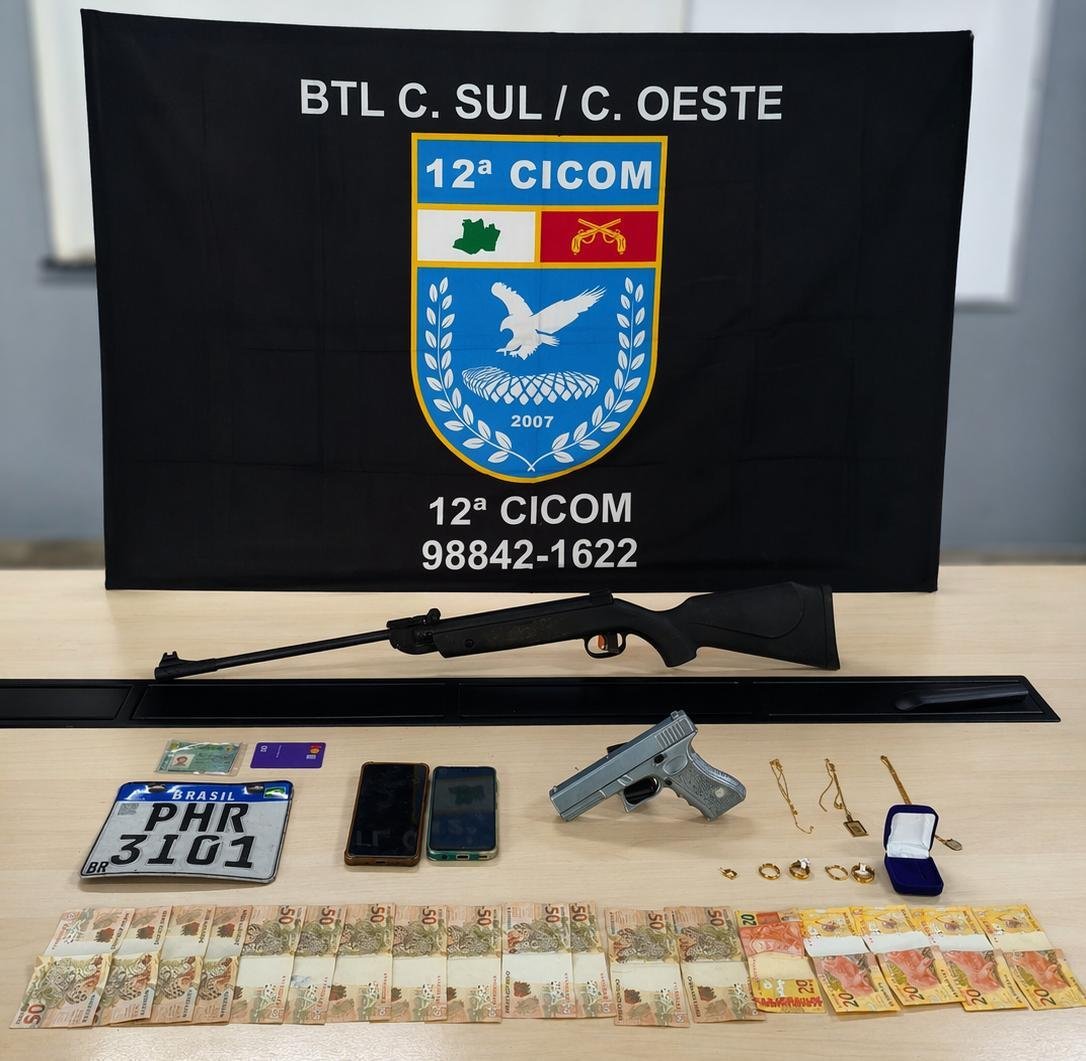 Policiais militares apreendem armas, dinheiro e objetos recuperados de assalto a floricultura em Manaus.