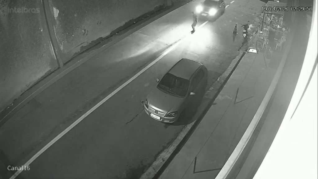 homem sendo socorrido após ser atropelado no bairro petrópolis em manaus