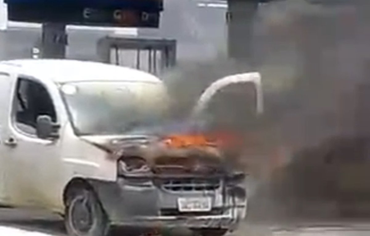Carro pegando fogo em posto de combustíveis no bairro Petrópolis em Manaus