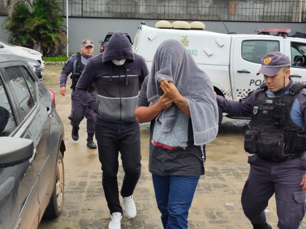 Policiais militares chegando à delegacia de homicídios em Manaus para se entregar após morte de jovem