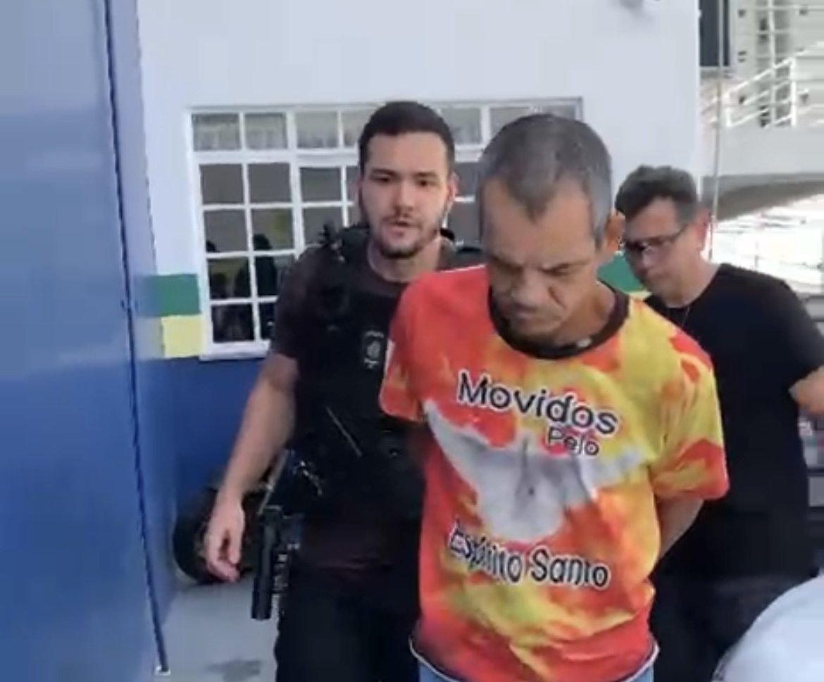 pai suspeito de agredir filho de 2 meses em manaus chega à delegacia