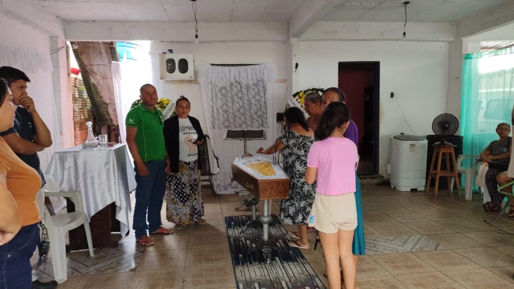 Familiares e amigos reunidos durante o velório de menino de 7 anos em Manaus em clima de comoção.